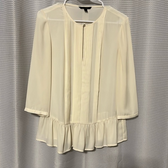 Banana Republic Tops - Banana Republic Blouse in Cream size Small-3/4 Length sleeve w/ Pleated front